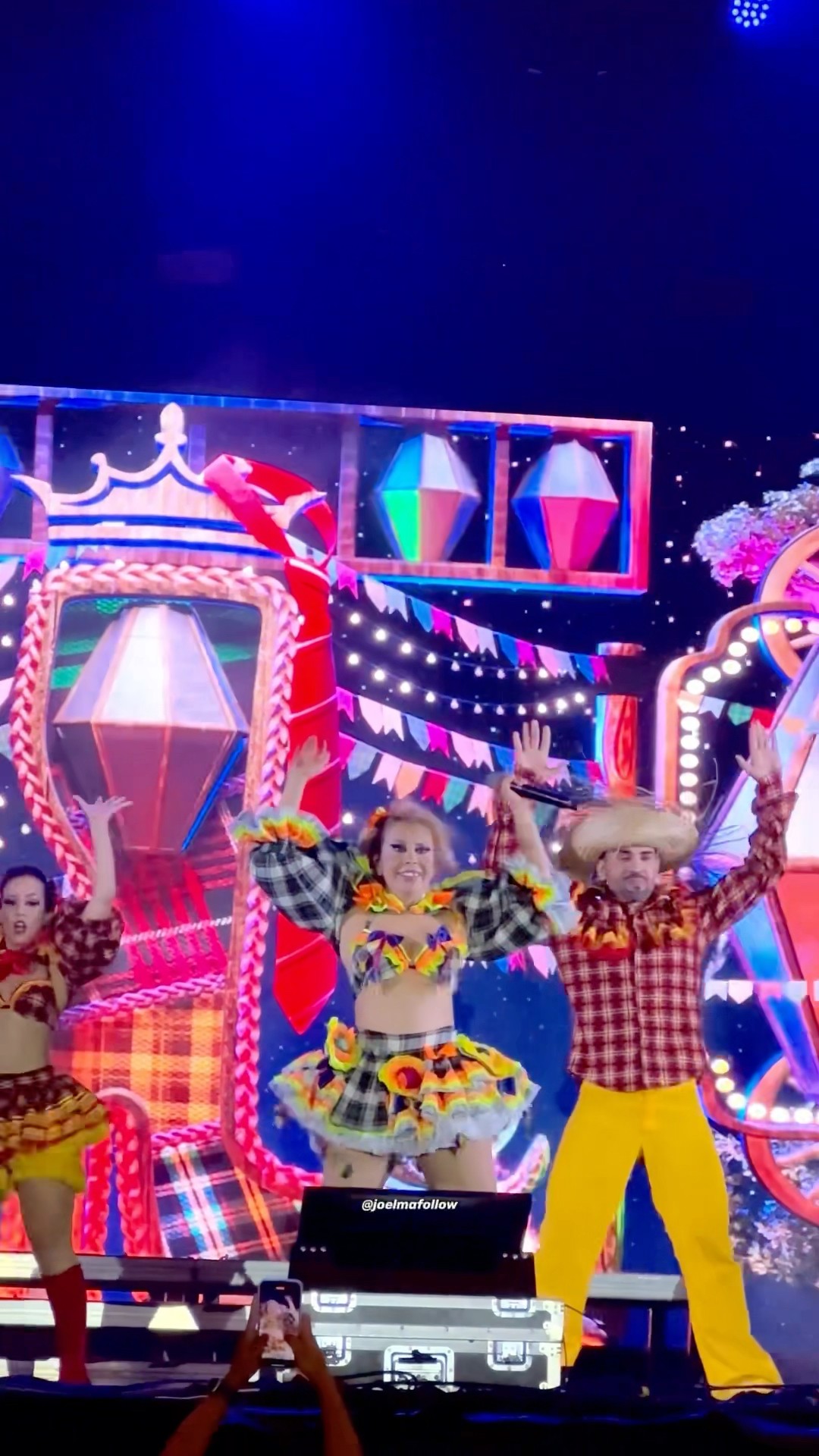 Joelma usa roupa de quadrilha e dança Frevo Mulher
