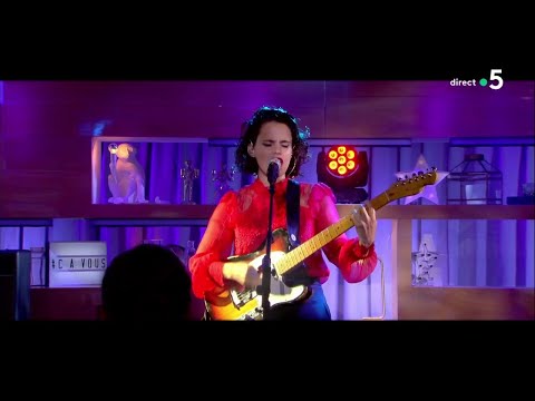 Anna Calvi - « Don't Beat the Girl out of My Boy » (live) - C à Vous - 12/09/2018