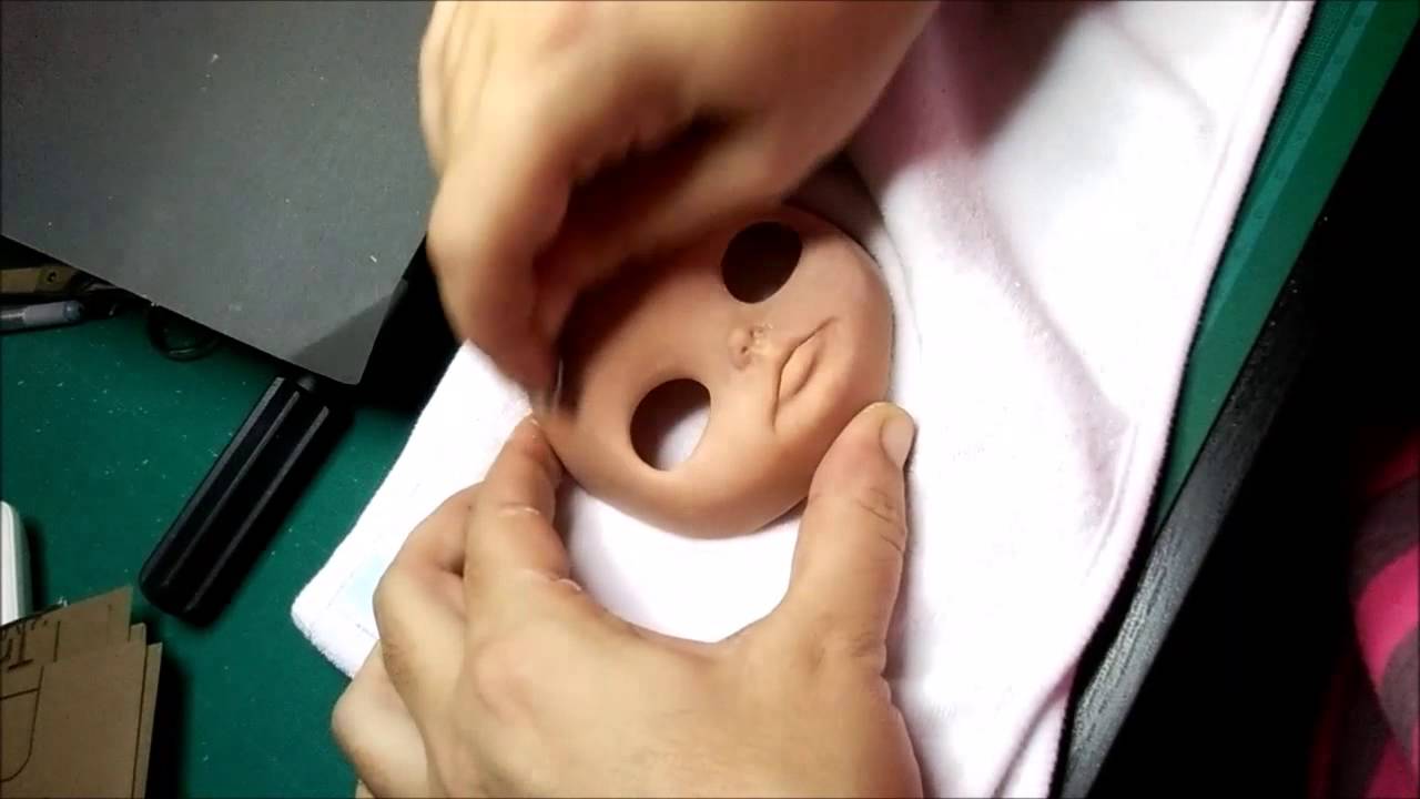Como lijar la cara de una muñeca Blythe - YouTube
