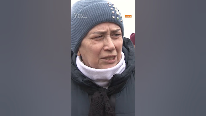 Жінка з Харкова прощається із трьома загиблими від обстрілу онуками та їх батьками