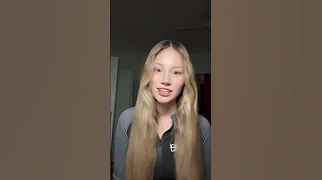ذي البنت كانت تغني اغنية وفجأة سمعت صوت يغني معها و هى صورت الجنية وصارت تلوح بعنيها 