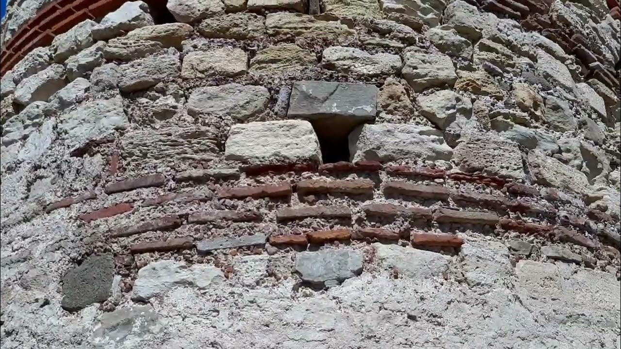 Болгария. Несебыр. Вход в старый город. Камень с места силы для алтаря ...