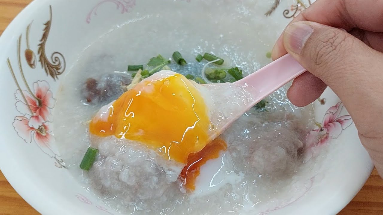 Bangkok. Jok Prince. A Hole in the Wall Place that sells Chinese Rice Porridge along a Busy Street