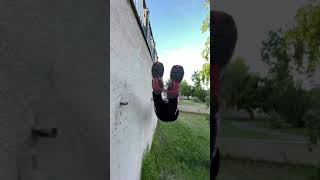 Сальто в Москве | Лучшие паркур прыжки и трюки | Parkour guy jumped a cool flips and tricks #shorts