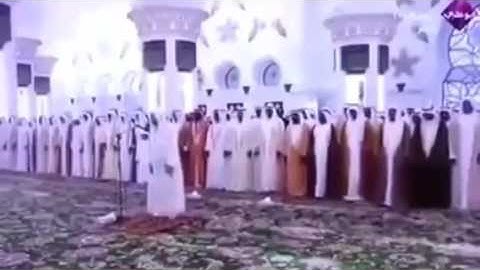 صلاة عيد الفطر المبارك الفائت في جامع الشيخ زايد مع شيوخ الامارات..والامام يخترع لهم سورة من عنده..