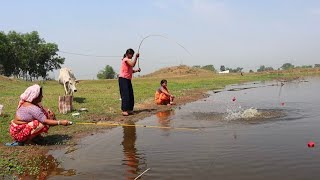 Fishing Video || Village lady showed a whole new technique of fishing with a hook || Fish hunting