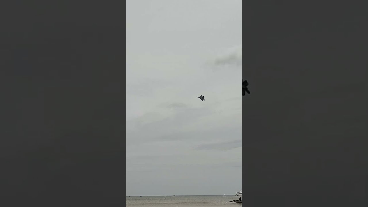 USAF F 22 Raptor Tearing It Up