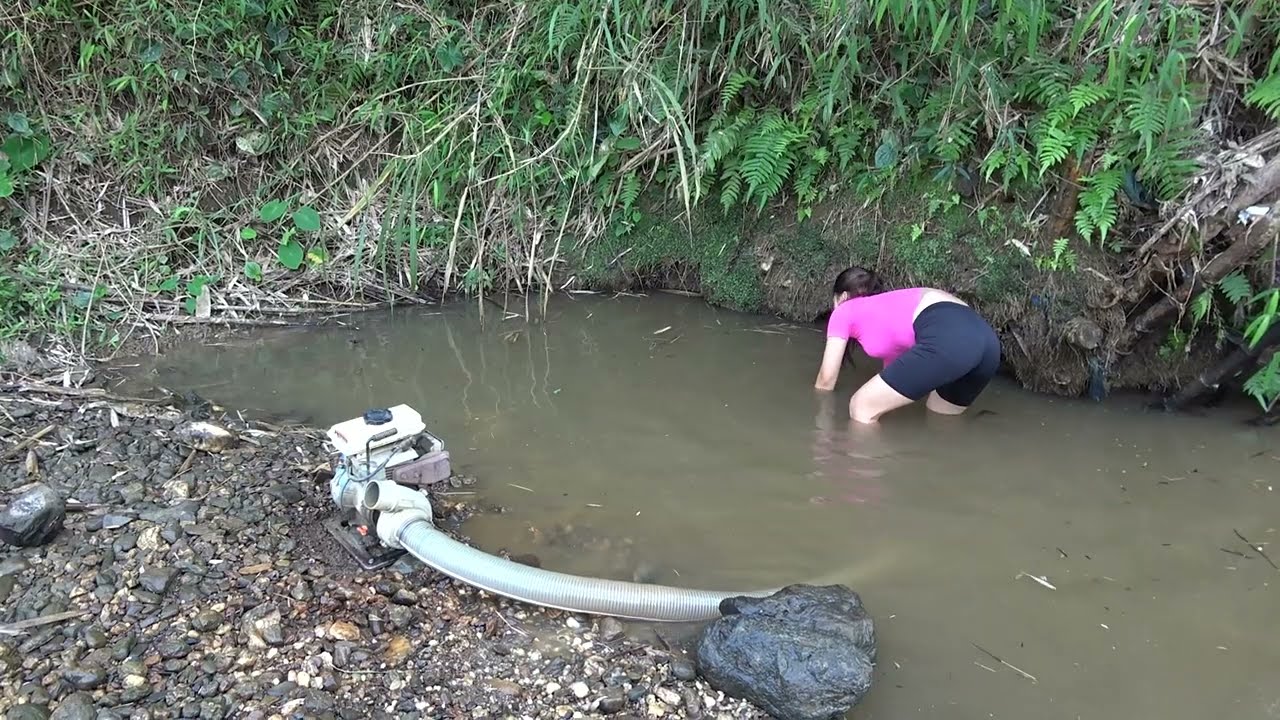 Survival Skills - Use a Pump To Suck Water Out Of The Lake - Girl ...