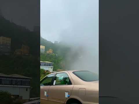 تمشينا والارض غيوم