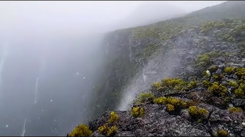 Thác nước chảy ngược lên trời trên đảo Reunion