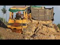 អាប៉ុលរុញឡានដឹកដីជាប់ផុង Komatsu bulldozer pushing Hyundai dump trucks stuck in mud