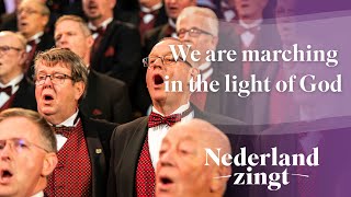 Miniatura de vídeo de "We are marching in the light of God - Nederland Zingt"