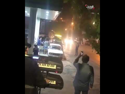 سهرة فنية في محطة وقود بلبنان على وقع الأزمة