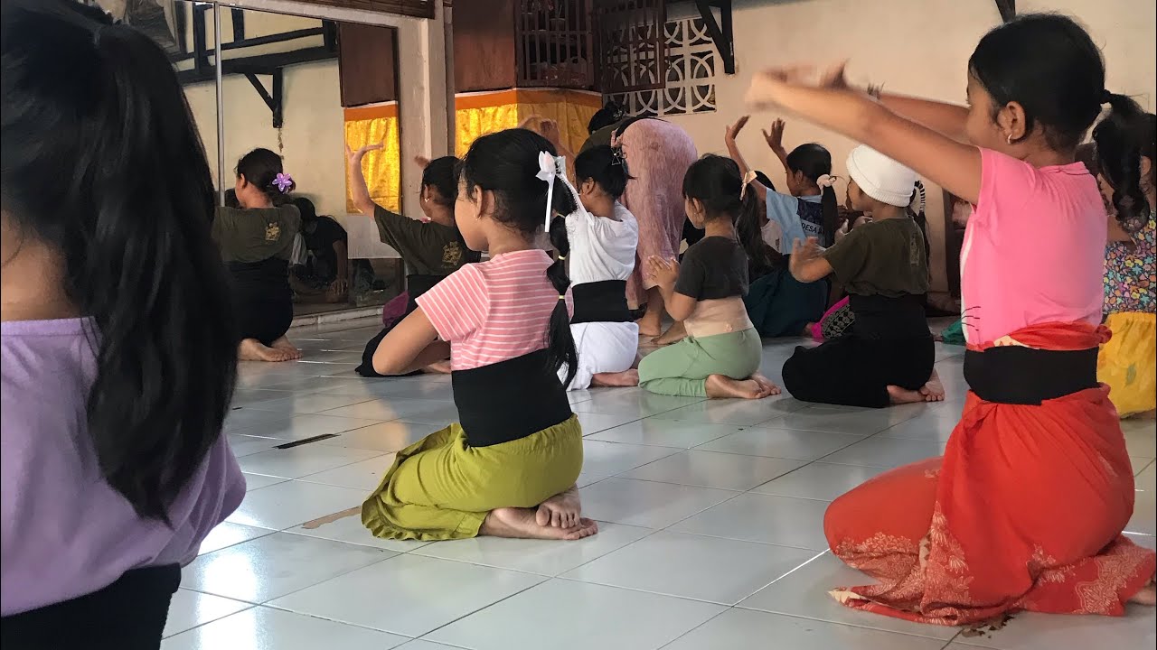 Arin Belajar Tari Bali dengan Semangat dan Riang
