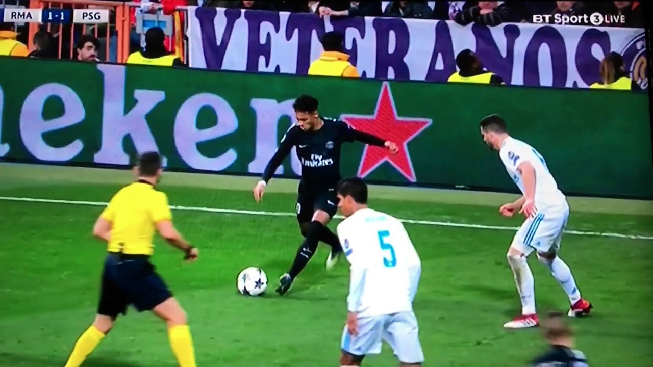 Referee Hit by the ball By Neymar