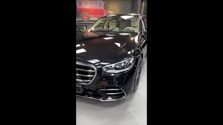 Новый Mercedes-Benz S class W223 (2021) - первый автомобиль в салоне