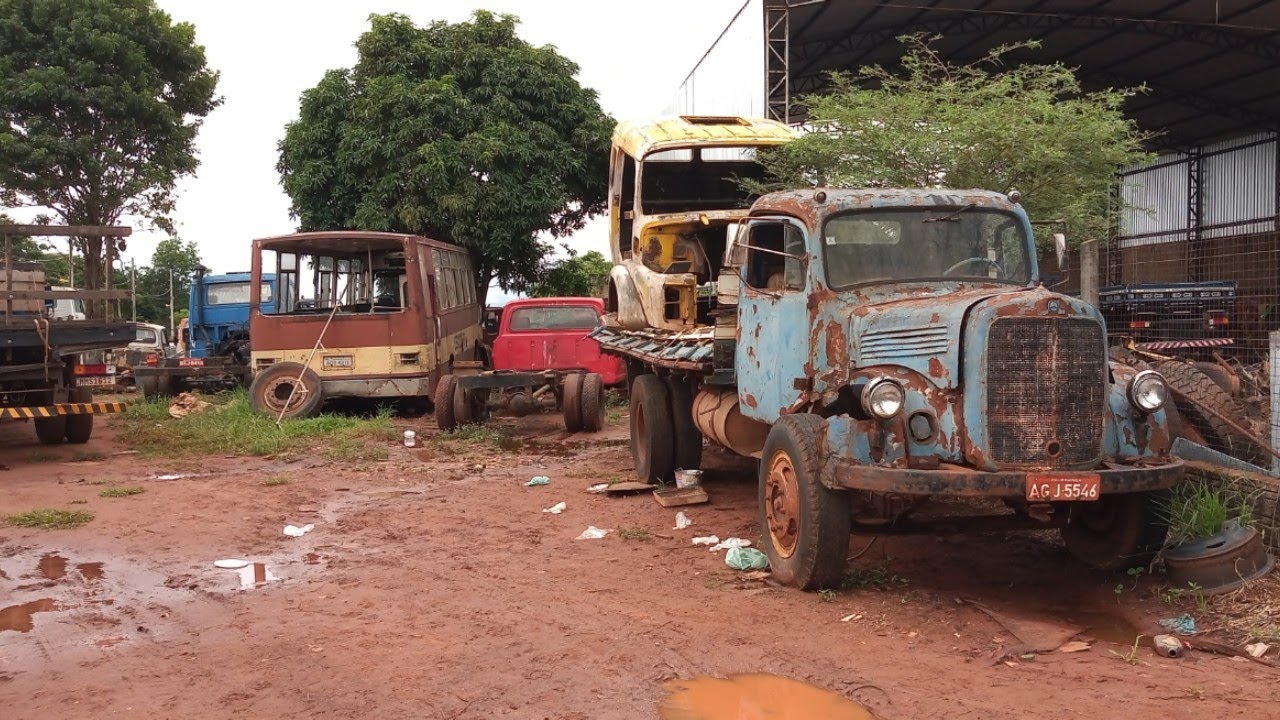 Ferro Velho Com Caminhões Antigos à Venda Local Lotado de Veículos ...
