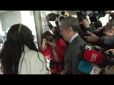 Zaplana, reprochado por una mujer a su llegada al juzgado: 