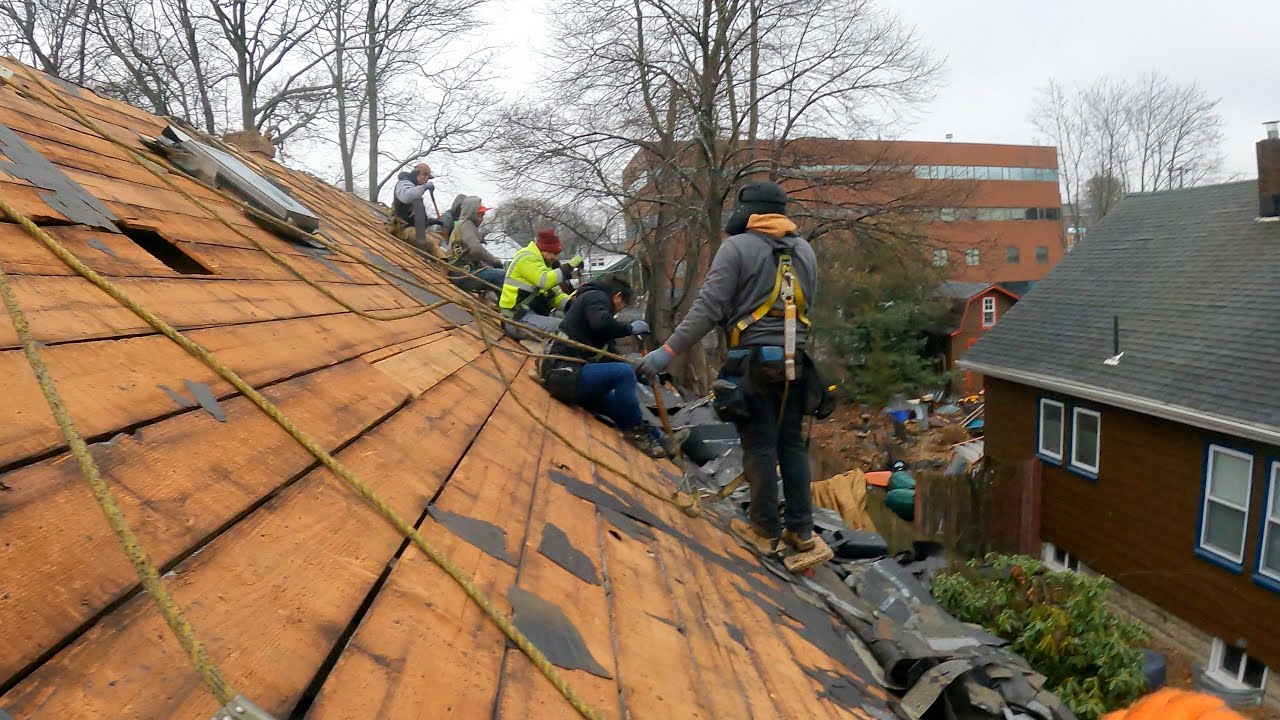 How do I stop Roof leaking in heavy Rain? Roofers will install a new