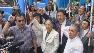 ウイグル会議参加者がデモ 代表大会閉幕、主席続投へ