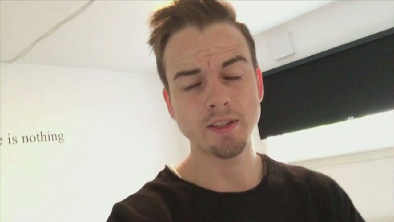 Kevin Nilsson tar en whisky för att få fart på dagen - Singelliv (TV4)