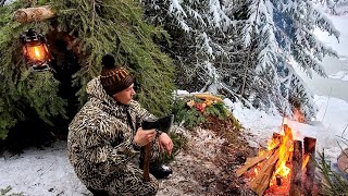 A two-day hike in the winter forest.I'm building a primitive shelter for survival. Bushcraft skills.
