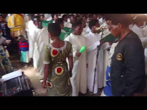 Irebere Abakiristu Bi Irushaki Bashimira Imana Kumunsi Mukuru Wisakaramento Mundirimbo Nziza