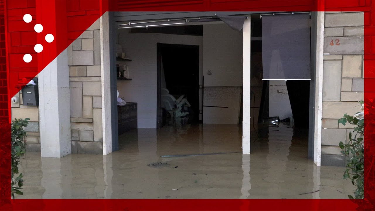 Alluvione a Campi Bisenzio, negozi invasi dall'acqua