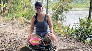 Mudamos de lugar jogamos o trato e os peixes apareceram Pescamos e fizemos costela com batata