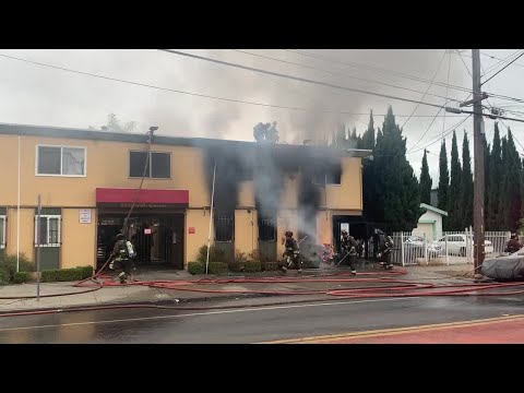 Crews battle blaze at Oakland apartment building