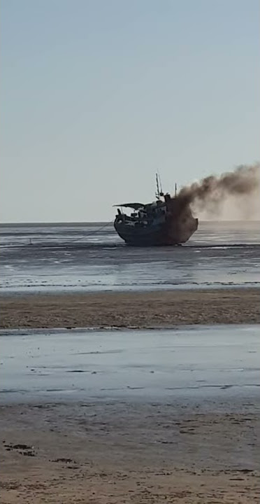 Kapal terbakar di tepian Pantai lampu satu merauke