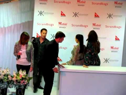 Kim & Khloe Kardashian arrive at Westfield Miranda