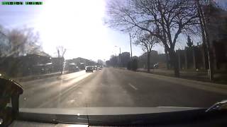 un tanar si-a filmat propriul accident in timisoara pe calea torontalului. el a schimbat banda de mers regulamentar, apropiindu-se mai mult de suv-ul ce stationa. insa suv-ul in aceea clipa a virat st