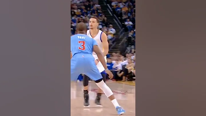 Stephen Curry fakes out Chris Paul! @d.romay11