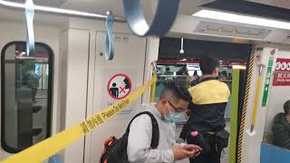 南港島綫列車在黃竹坑站清客回廠