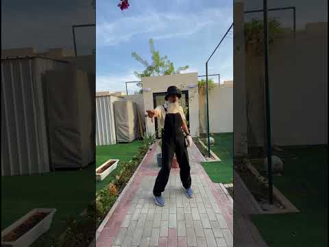 أشجار في مدخل المنزل