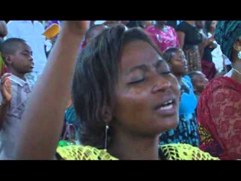 EFATHA MINISTRY MASS CHOIR   HUYO NDIYE ANASHUKA Tenzi 98