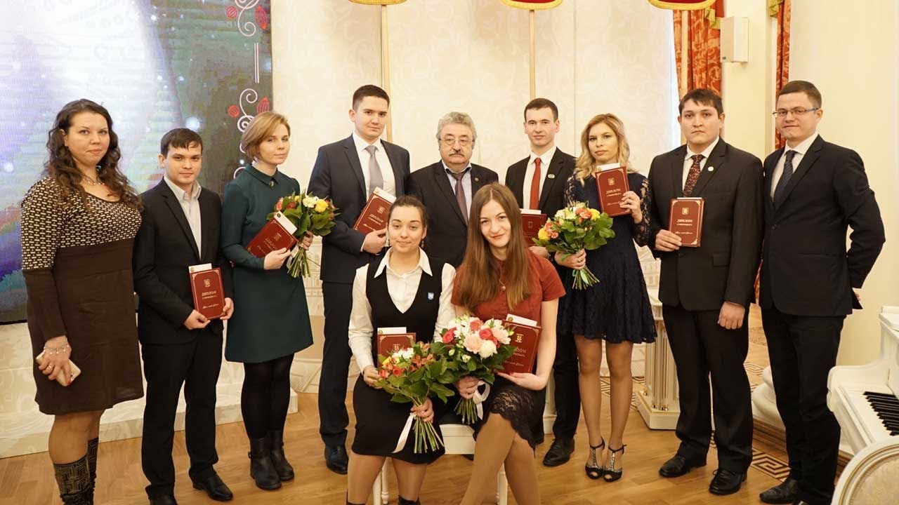 студенческий билет Ильсур Метшин вручил именные стипендии 10 студентам КФУ