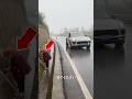 ポルシェに乗る青年の行動に誰もが驚いた
