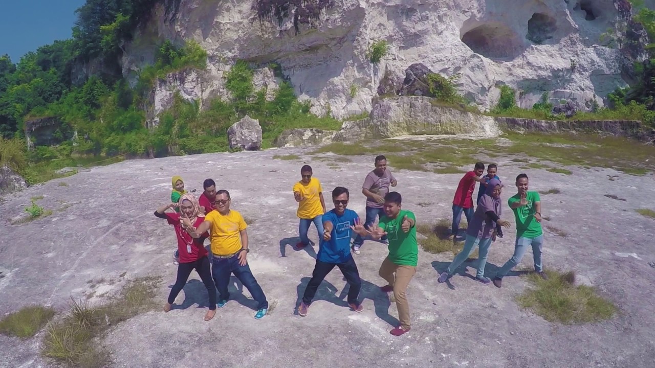 AUTO2000 FIRST Flash Mob Manyar Gresik