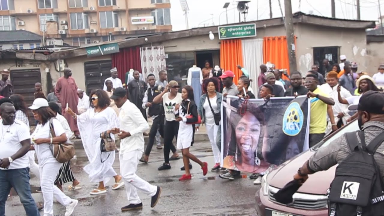 NOLLYWOOD ACTORS AND ACTRESS SHUT DOWN LAGOS STREET TO PAY LAST RESPECT nollywood-actors-and-actress-shut-down-lagos-street-to-pay-last-respect