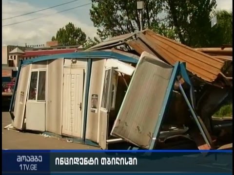 აღმაშენებლის ხეივანში სატვირთო მანქანამ ფეხით მოსიარულეთა ხიდი ჩამოანგრია