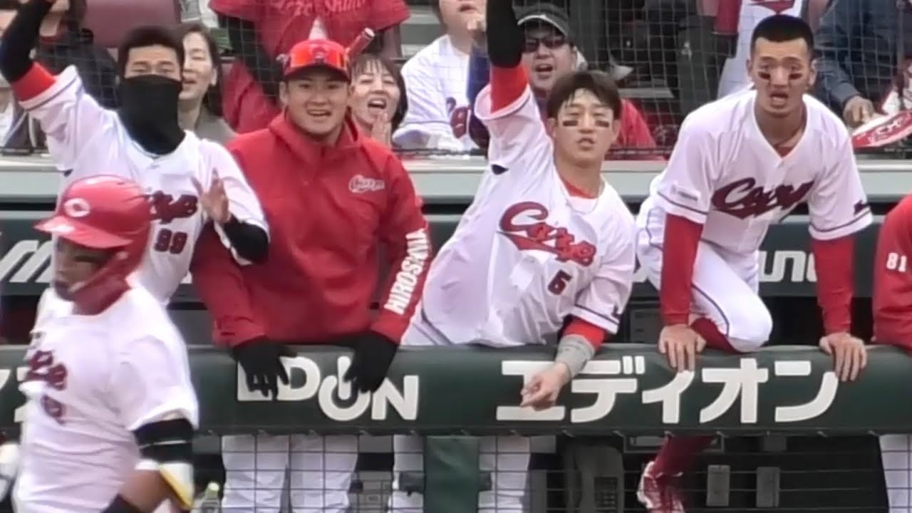 2回、2点ビハインドから同点に追いつく瞬間、広島カープベンチ