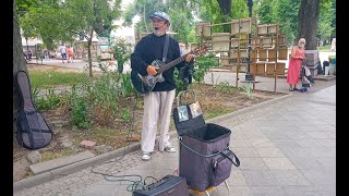На улицах Одессы выступает знаменитый музыкант