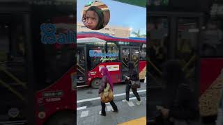 Gagal naik bus trans karena cuma bawa 1 kartu