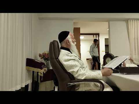 הרב בשירה מרגשת