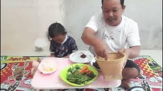 Makan sama memey tidak ada mamah