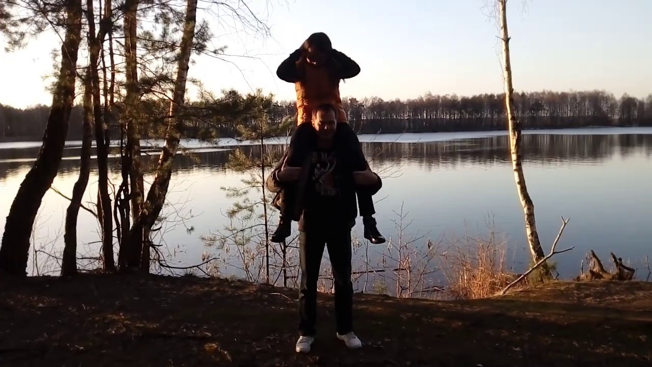 Присед с девушкой на плечах