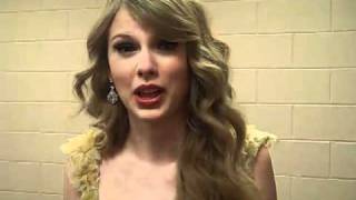 Taylor Swift wins entrainter of the year (CMA 2011)