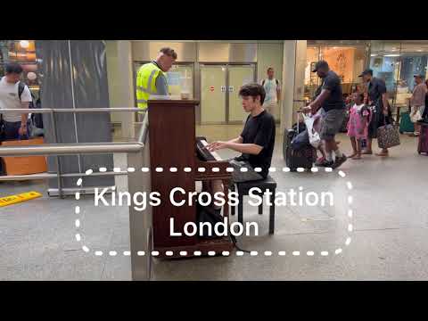 看完演出的路上 在火车站看到有人在弹钢琴 Kings Cross /St Pancras International London
